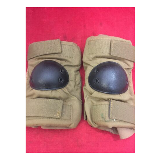 ONE PAIR US Military Elbow Pads Coyote Brown w/Black Shell Large Good Condition {1}